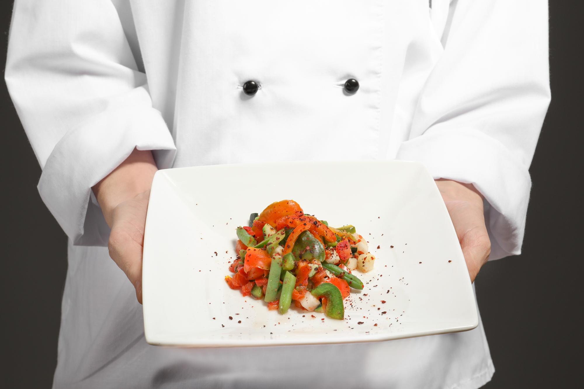 Chef prepara piatto raffinato durante una lezione online